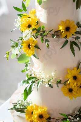 Rolling In Dough Bakery And Custom Cakes