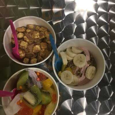 Super Swirl Frozen Yogurt & Boba Teas