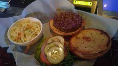 Putter's Bar And Grill