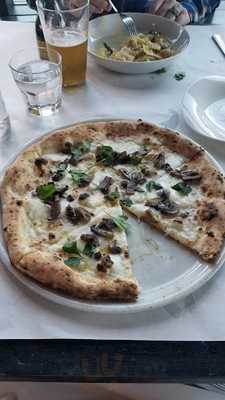 Munno Pizzeria & Bistro