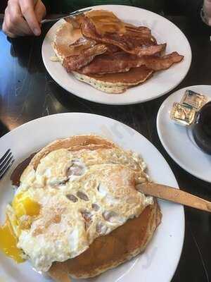 Gracie's Corner Diner