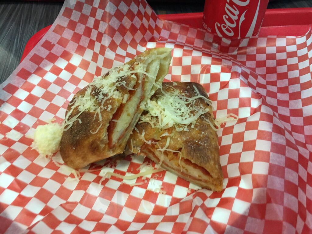 Famous Famiglia Pizzeria