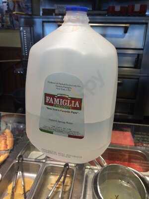 Famous Famiglia Pizzeria