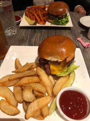 Lobby Bar At The Algonquin Hotel