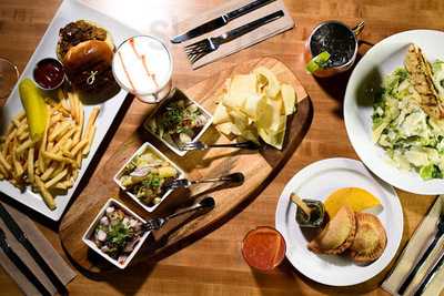 Maderos Latin Grill & Bar