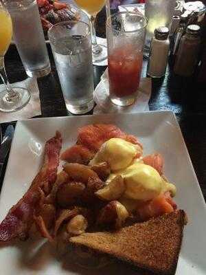 Uptown Lounge & Restaurant