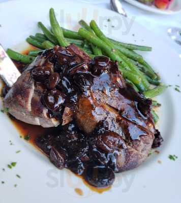 Maui And Sons Bar & Grill