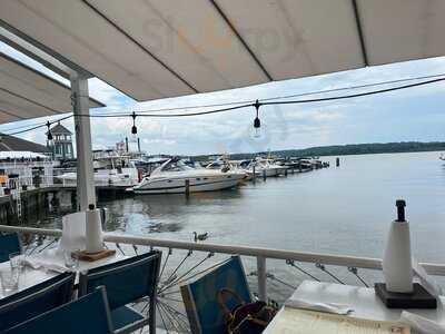 Vola's Dockside Grill And Hi-tide Lounge