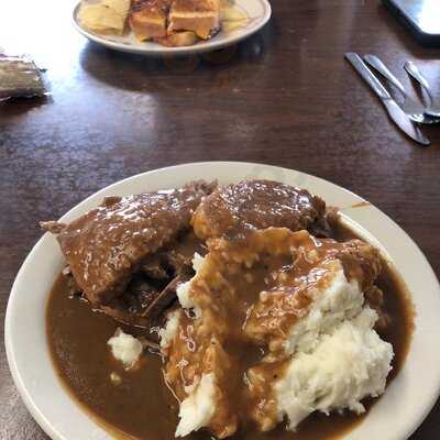 Virginia's Travelers Cafe And Motel