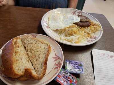 Virginia's Travelers Cafe And Motel