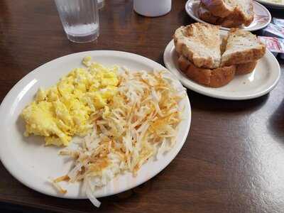 Virginia's Travelers Cafe And Motel