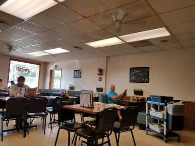 Virginia's Travelers Cafe And Motel