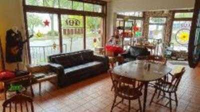 Daisy Cafe And Cupcakery