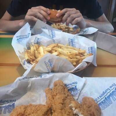 Islands Fine Burgers & Drinks