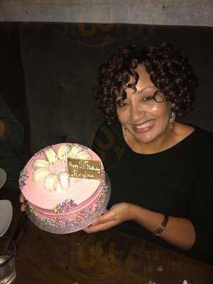 Hummingbird Macarons & Desserts