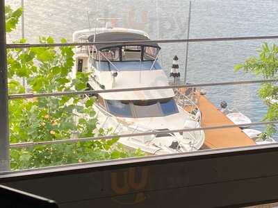 Scottie's On The River