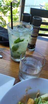 Scottie's On The River