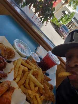 Bud's Chicken & Seafood