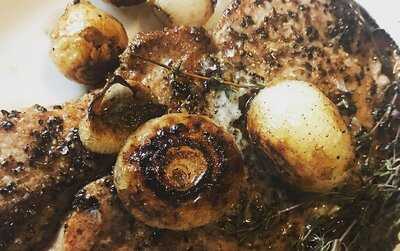 Quinn's Restaurant & Lounge