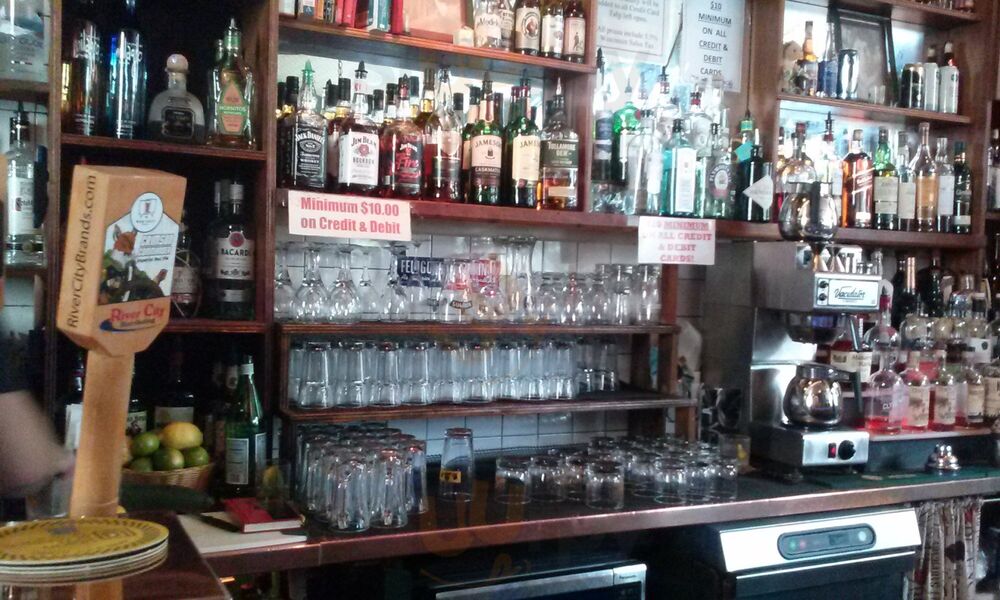 Genna's Cocktail & Lounge