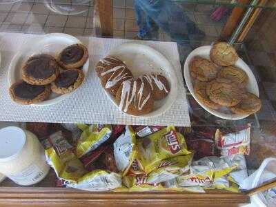 Lakeview Bakery And Deli