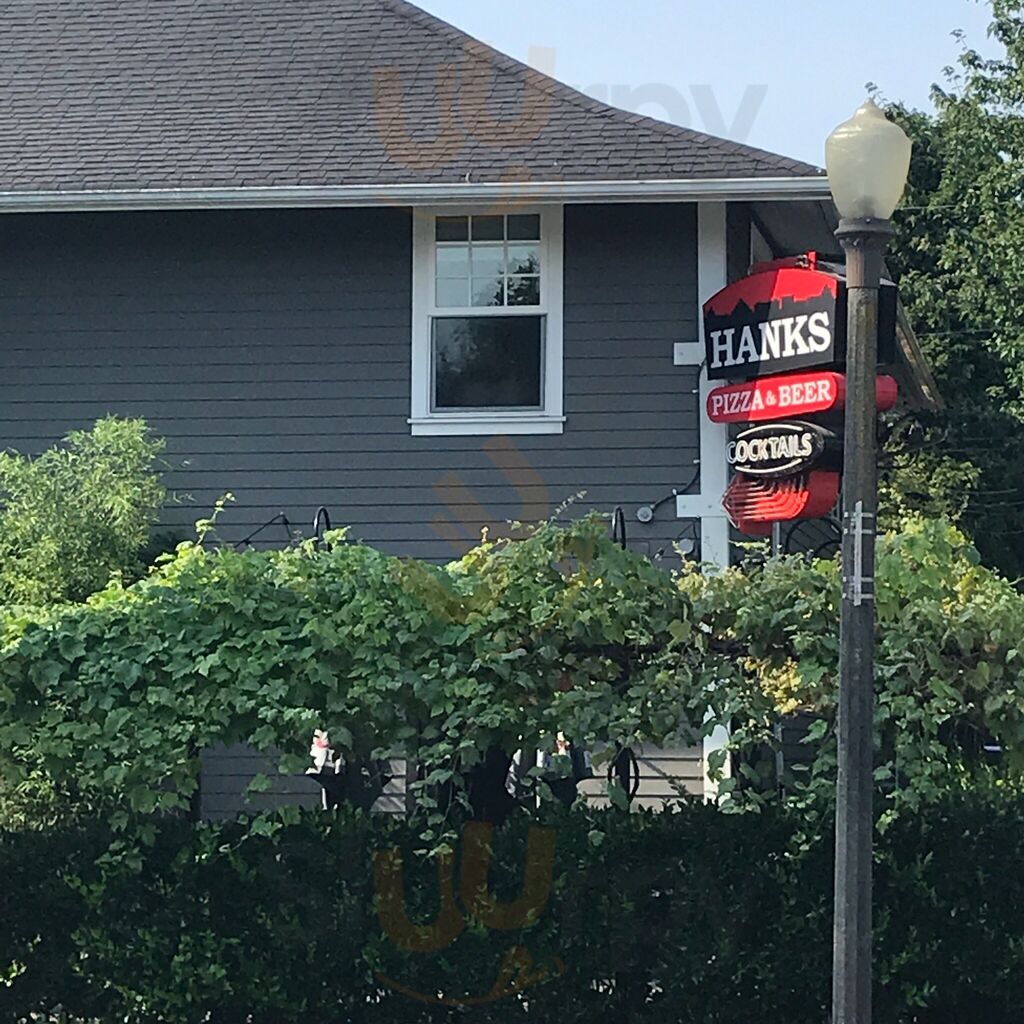 Hank's Bar And Pizza