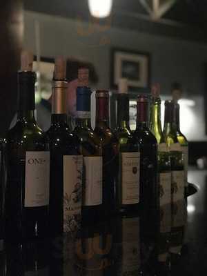 Pat's Wine Bar & Grill