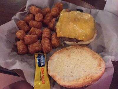 Hemingway’s Bar & Grill