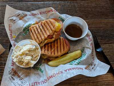 Momma Goldberg's Deli