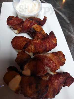 Lucky's Bar And Grille