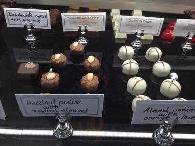 Le Macaron French Pastries