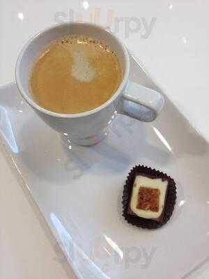 Le Macaron French Pastries