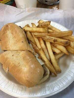 Marilyn’s Deli & Dogs