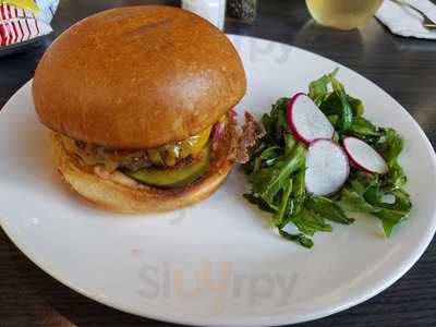 Matthew's Bar & Grill