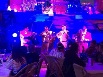 El Pelicano Restaurant & Lounge