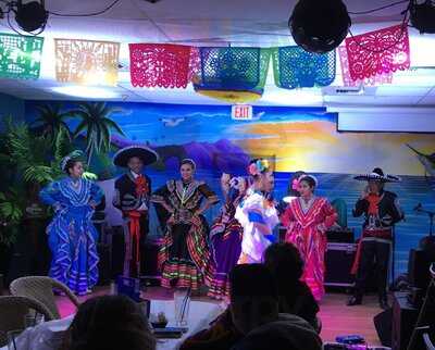 El Pelicano Restaurant & Lounge