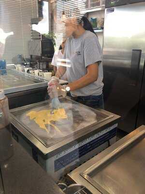 La'chloe Cafe And Rolled Ice Cream