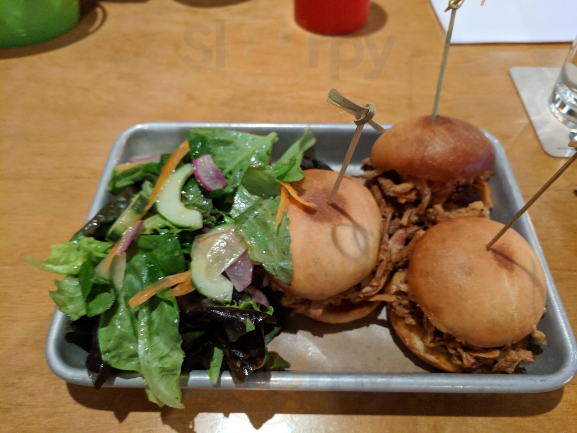 Charlies On The Avenue