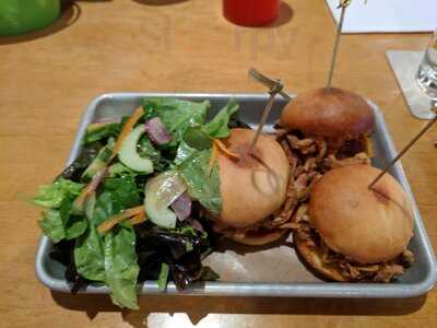 Charlies On The Avenue