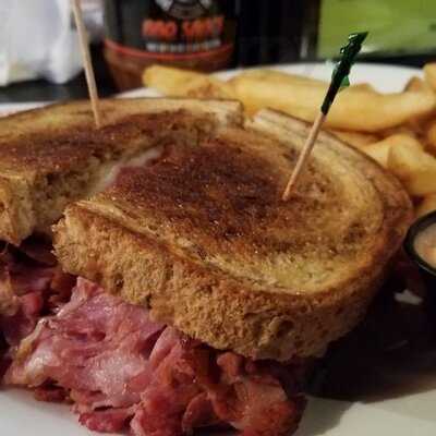 Winking Lizard Tavern