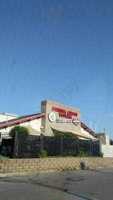 Winking Lizard Tavern