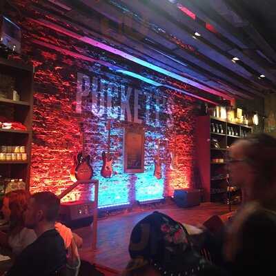 Puckett’s Grocery & Restaurant