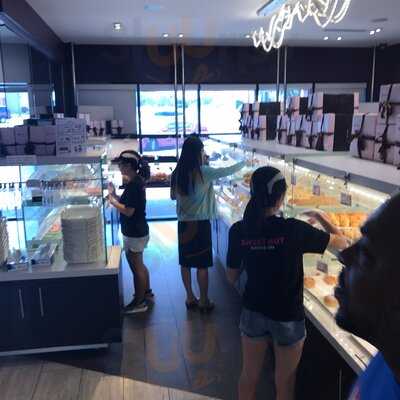 Sweet Hut Bakery & Cafe