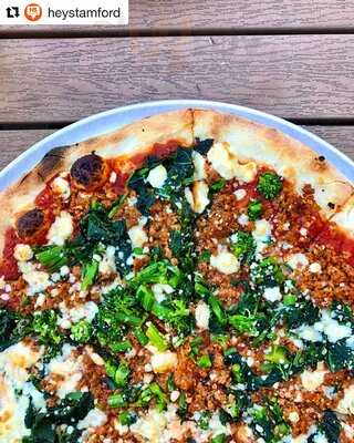 Tomato Tomato Pizzeria & Pour House