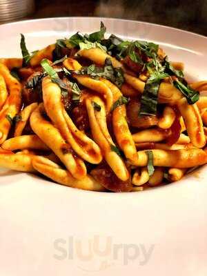 Tomato Tomato Pizzeria & Pour House