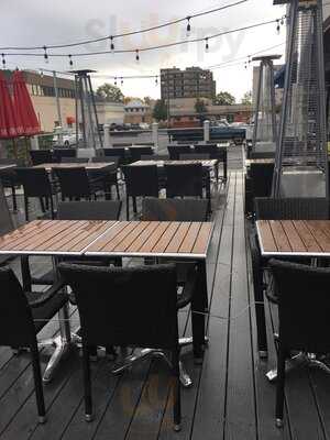 Tomato Tomato Pizzeria & Pour House