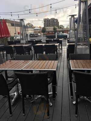 Tomato Tomato Pizzeria & Pour House