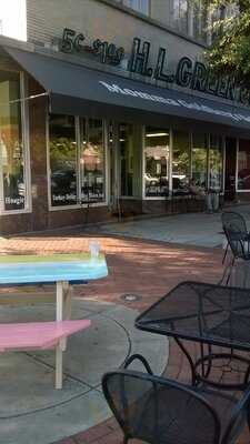 Momma Goldbergs Deli