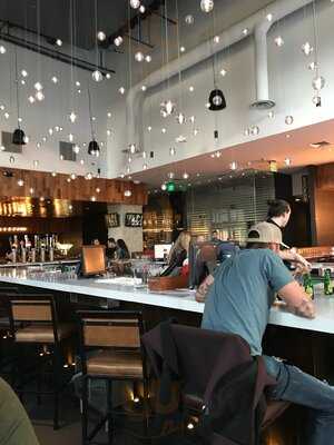 Earl's Kitchen And Bar