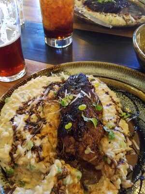 Six Car Pub & Brewery